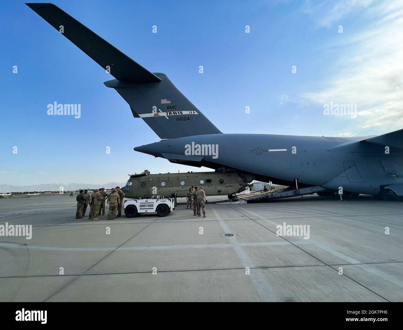 Ein CH-47 Chinook der 82nd Combat Aviation Brigade, 82nd Airborne Division wird auf eine US Air Force C-17 Globemaster III am Hamid Karzai International Airport in Kabul, Afghanistan, August 28 geladen. Der Chinook. Ist eines der Ausrüstungsgegenstände, die nach dem Ende der Militärmission in Afghanistan in die USA zurückkehren Stockfoto