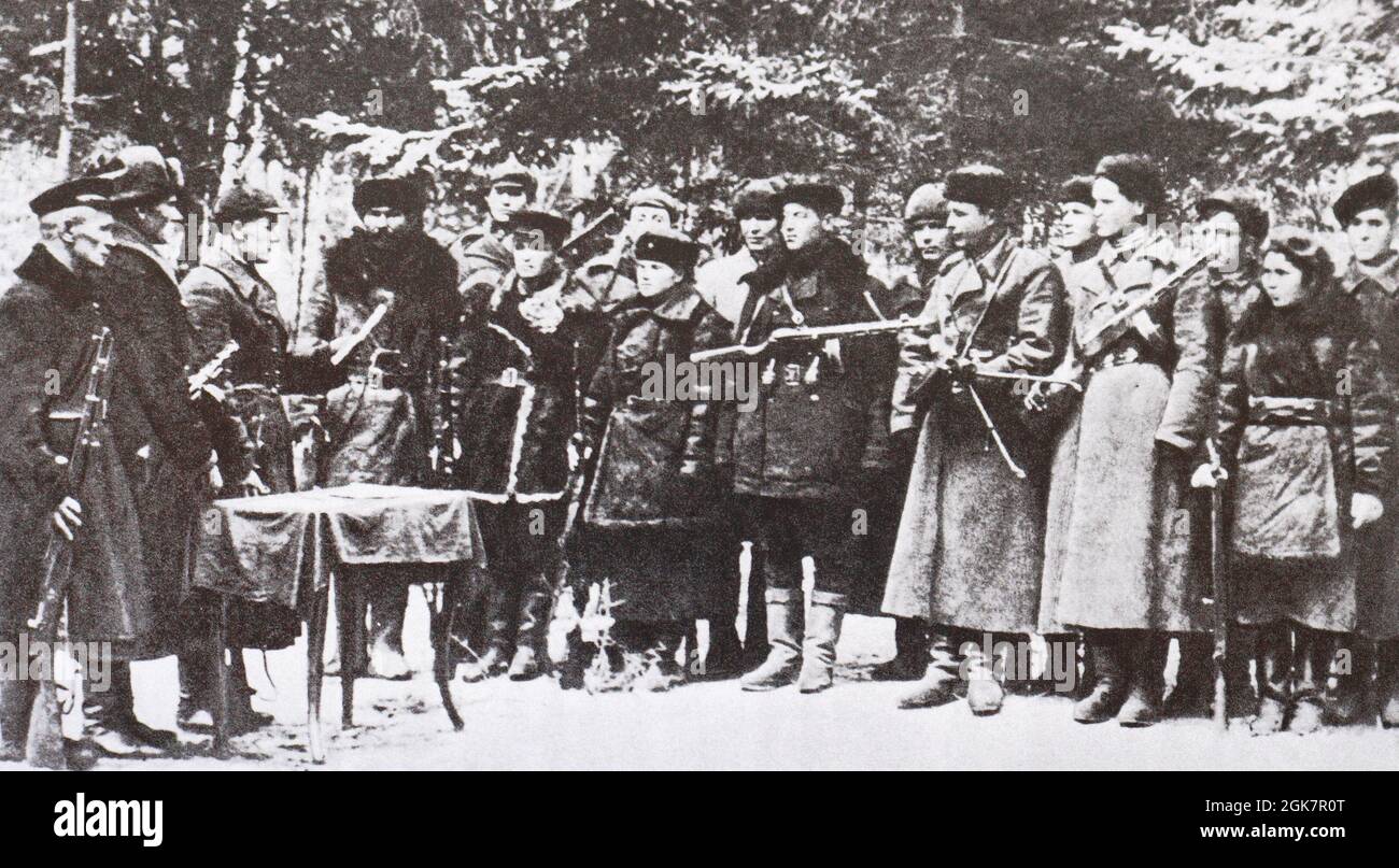 In den 1940er Jahren legen belarussische Partisanen den Amtseid ab. Stockfoto