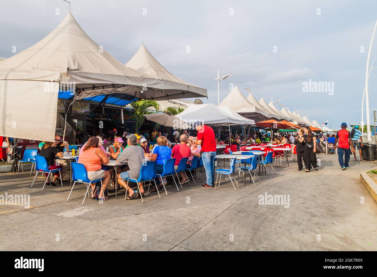 PANAMA CITY, PANAMA - 27. MAI 2016: Verschiedene Restaurants auf dem Mercado de Mariscos Seafood Market in Panama City Stockfoto