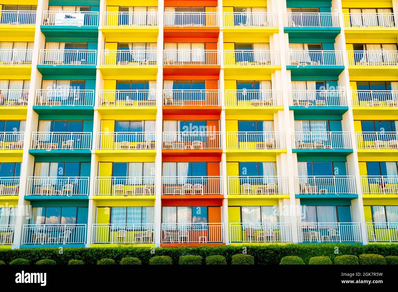 Architektonisches Bild eines farbenfrohen Gebäudes mit Balkonen und Fenstern Stockfoto