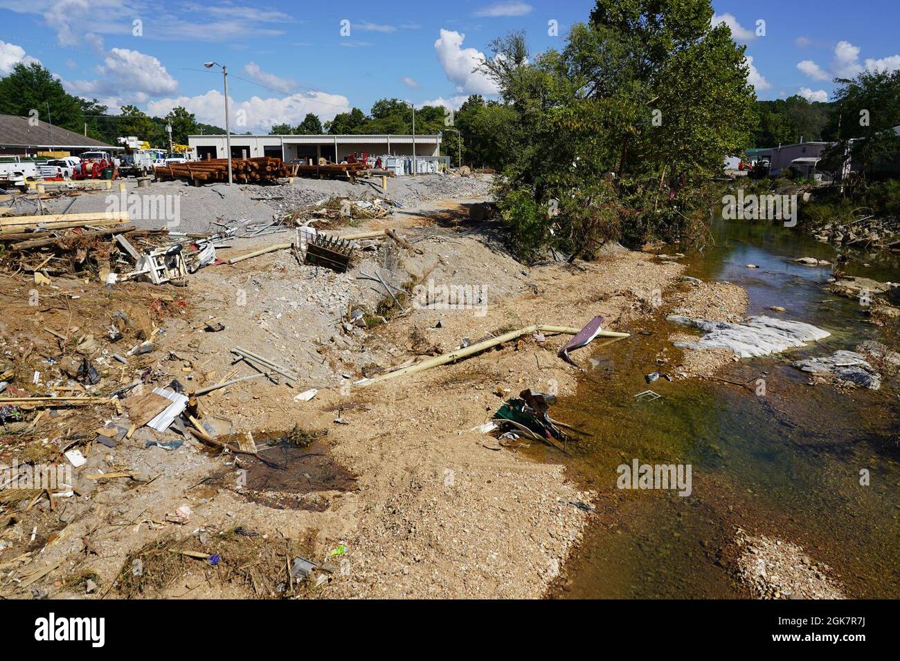 Waverly, TN (28. August 2021) - der Bach, der durch Waverly, Tennessee, fließt, ist auf seinen normalen Stand zurückgekehrt, nachdem er Nachbarschaften auf beiden Seiten überflutet hat. Robert Kaufmann/FEMA Stockfoto
