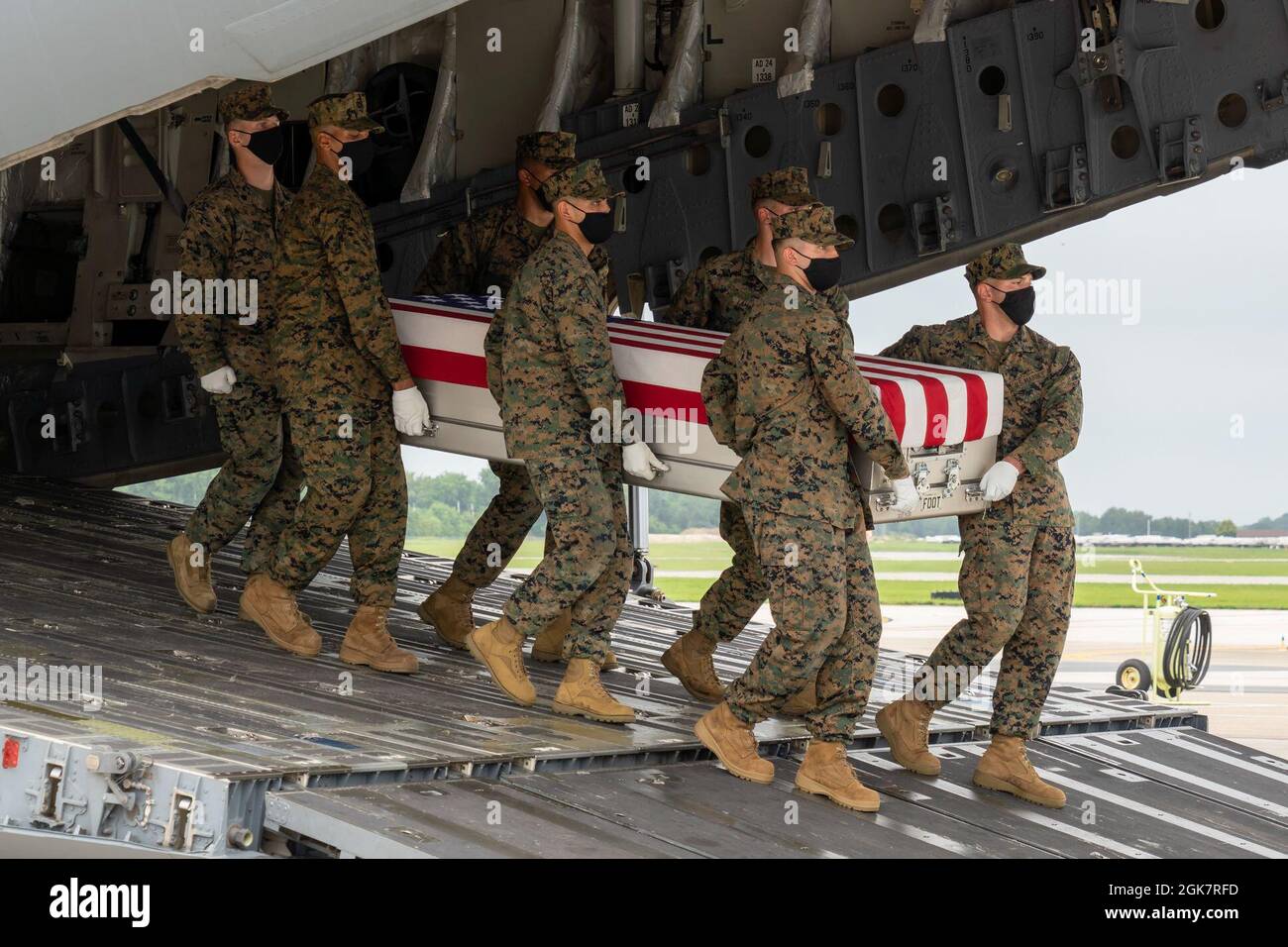 Ein U.S. Marine Corps Carry Team überträgt die Überreste des Marine Corps CPL. Humberto A. Sanchez aus Logansport, Indiana, 29. August 2021 auf dem Luftwaffenstützpunkt Dover, Delaware. Sanchez wurde dem 2. Bataillon, dem 1. Marine-Regiment, der 1. Marine-Division, der I Marine Expeditionary Force, Camp Pendleton, Kalifornien, zugewiesen. Stockfoto