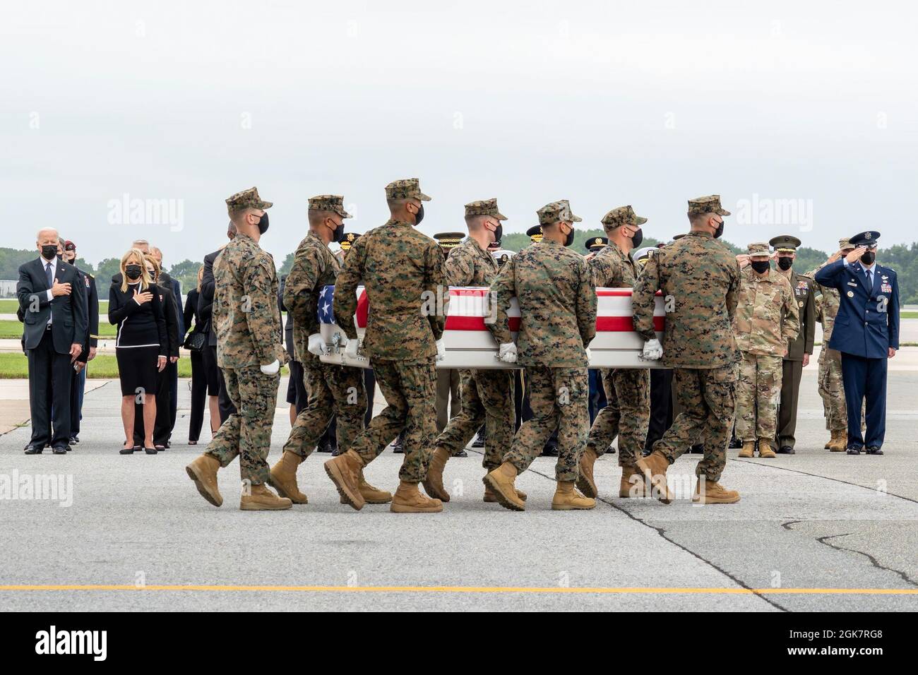 Ein U.S. Marine Corps Carry Team überträgt die Überreste des Marine Corps CPL. Daegan W. Page of Omaha, Nebraska, 29. August 2021 auf dem Dover Air Force Base, Delaware. Page wurde dem 2. Bataillon, dem 1. Marine Regiment, der 1. Marine Division, der I Marine Expeditionary Force, Camp Pendleton, Kalifornien, zugewiesen. Stockfoto