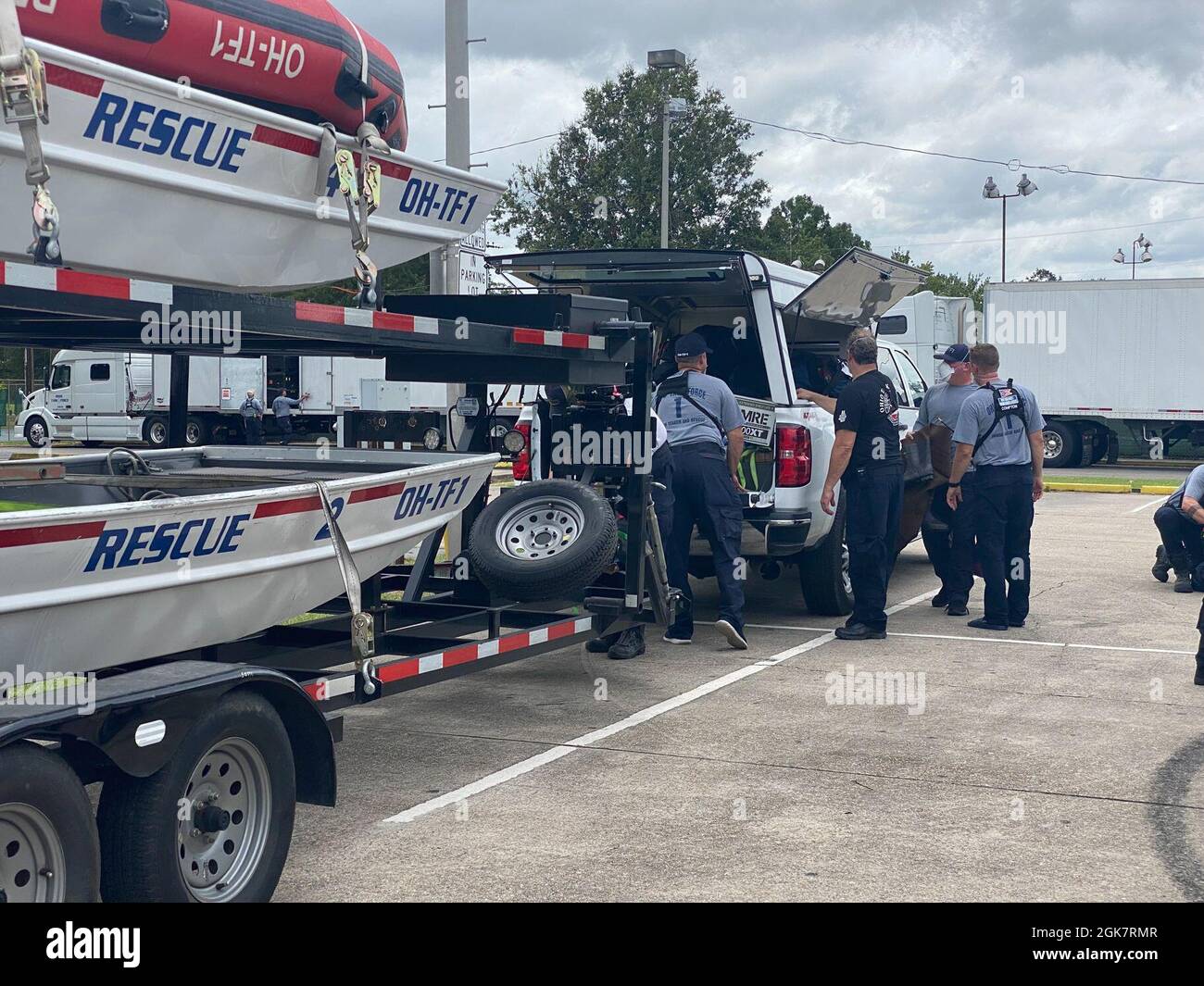Lafayette, LA – Urban Search and Rescue hat mit der Vorbereitungssuche für Operationen nach dem Landfall durch den Sturmvorfall durch den Ida begonnen. Stockfoto