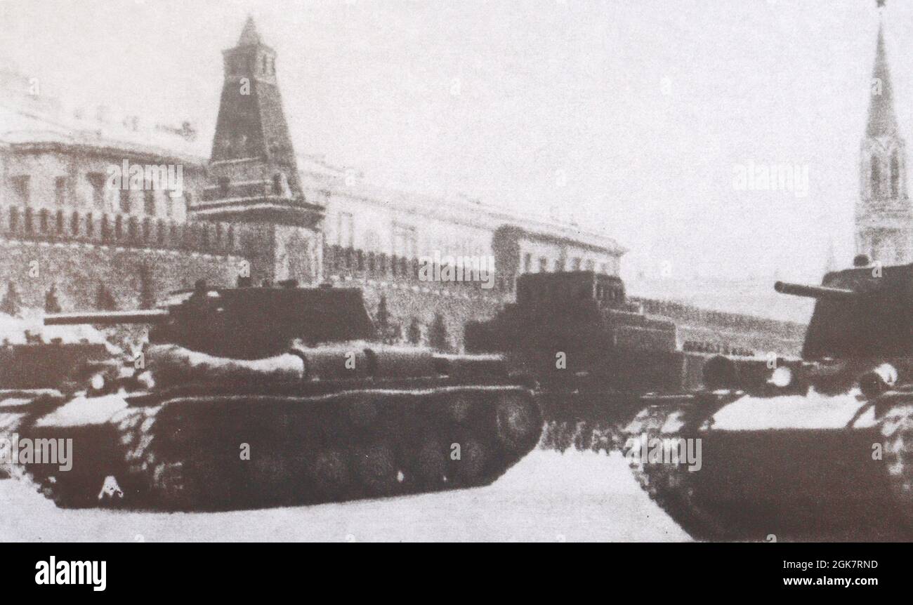 Militärische Ausrüstung bei einer Parade auf dem Roten Platz in Moskau am 7. November 1941. Stockfoto