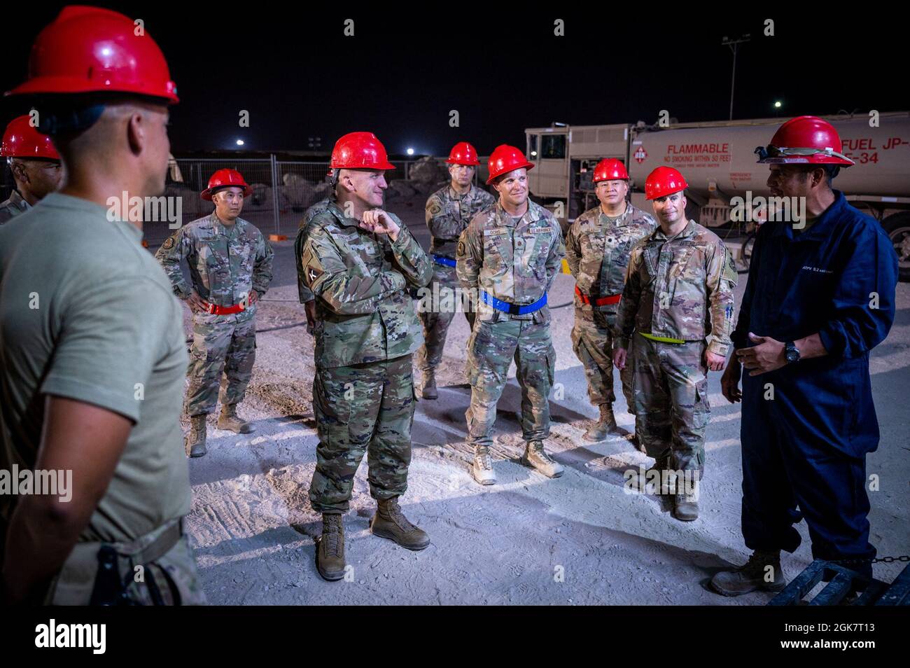 Brig. General Gerald Donohue, Kommandant des 379. Air Expeditionary Wings, hört sich am 29. August 2021 eine Unterweisung über ein kürzlich installiertes Kraftwerk auf dem Al Udeid Air Base, Katar, an. Das Kraftwerk wurde von der 1st Expeditionary Civil Engineer Group aufgestanden, um zahlreiche Zelte zu versorgen, die den Evakuierten in Afghanistan temporäre Lebensräume bieten, während sie auf Flüge zum nächsten Ziel warten. Stockfoto