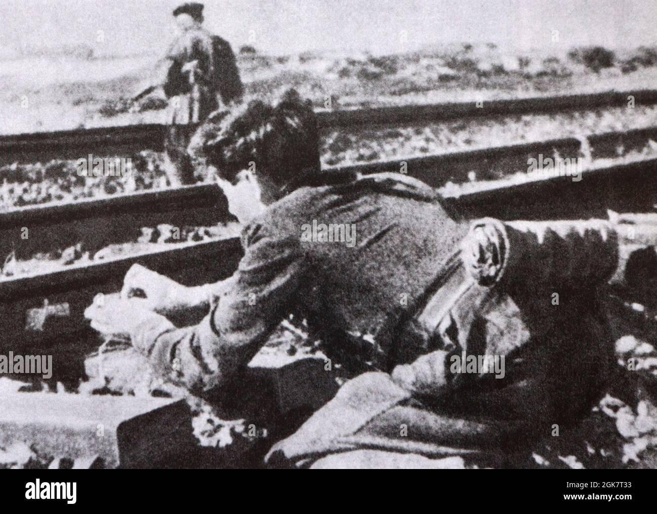 Sowjetische Partisanen haben in den 1940er Jahren Sprengstoffe auf Schienen gesetzt. Stockfoto