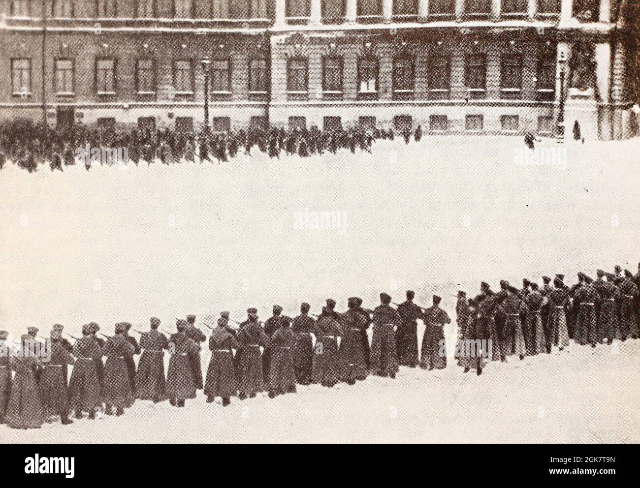 Die Erschießung von Demonstranten auf dem Palastplatz in St. Petersburg am 9. Januar 1905. Stockfoto
