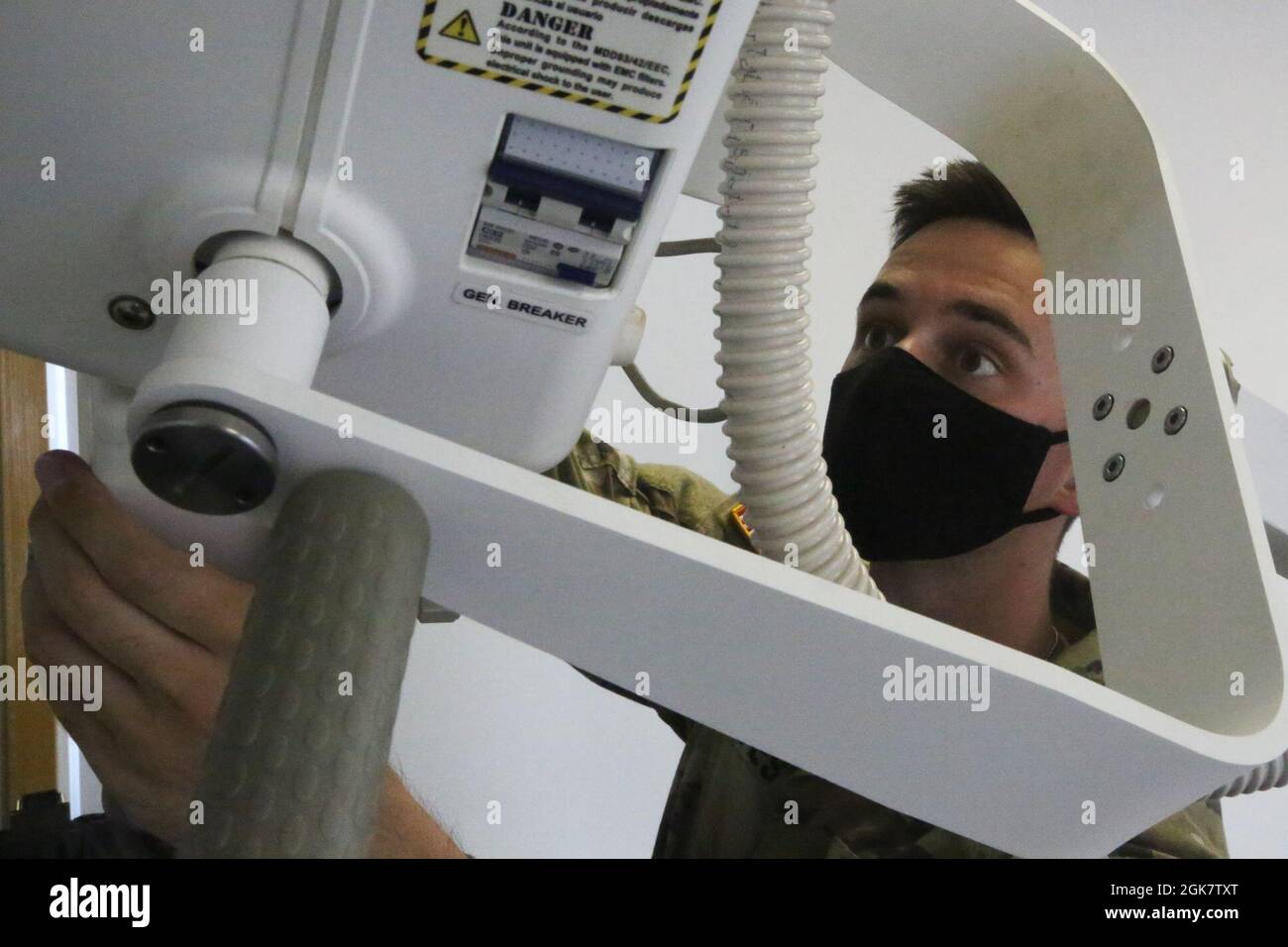 SPC der US-Armee. Blythe Reeves, der an die 546th Medical Company, Fort Hood, Texas, übertragen wurde, trainiert während der Operation Allies Refuge in Fort McCoy, Wisconsin, am 30. August 2021 auf einer Röntgenmaschine. Das Verteidigungsministerium stellt über das US-Nordkommando und zur Unterstützung des Außenministeriums und des Heimatschutzministeriums so schnell wie möglich Transport, vorübergehende Unterbringung, medizinische Vorsorgeuntersuchungen und allgemeine Unterstützung für bis zu 50,000 afghanische Evakuierte in geeigneten Einrichtungen, in permanenten oder temporären Strukturen bereit. Diese Initiative bietet afghanischen Mitarbeitern eine wesentliche Unterstützung bei der sicheren Stockfoto