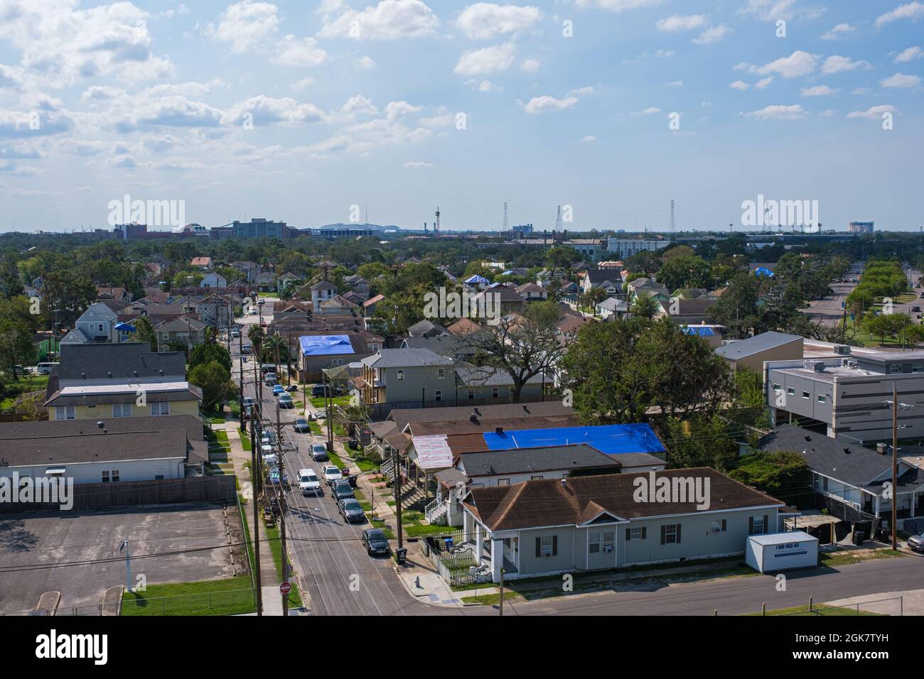 NEW ORLEANS, LA, USA - 11. SEPTEMBER 2021: Dächer von Häusern in Uptown-Nachbarschaft mit blauen Planen auf Hurritan Ida beschädigten Dächer Stockfoto