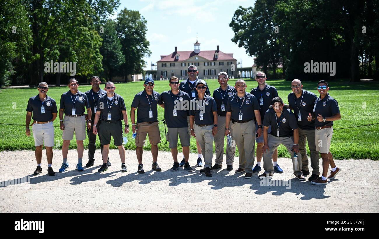 Mitarbeiter, Dozenten und Studenten des InterAmerican Defense College besuchen George Washingtons Mt. Vernon Residence, Mt. Vernon, VA., 30. August 2021. Das Konzessionsgebiet ist ein amerikanisches Wahrzeichen und eine ehemalige Plantage von George Washington, dem ersten Präsidenten der Vereinigten Staaten und seiner Frau Martha. Das Anwesen liegt am Ufer des Flusses Potomac. Stockfoto