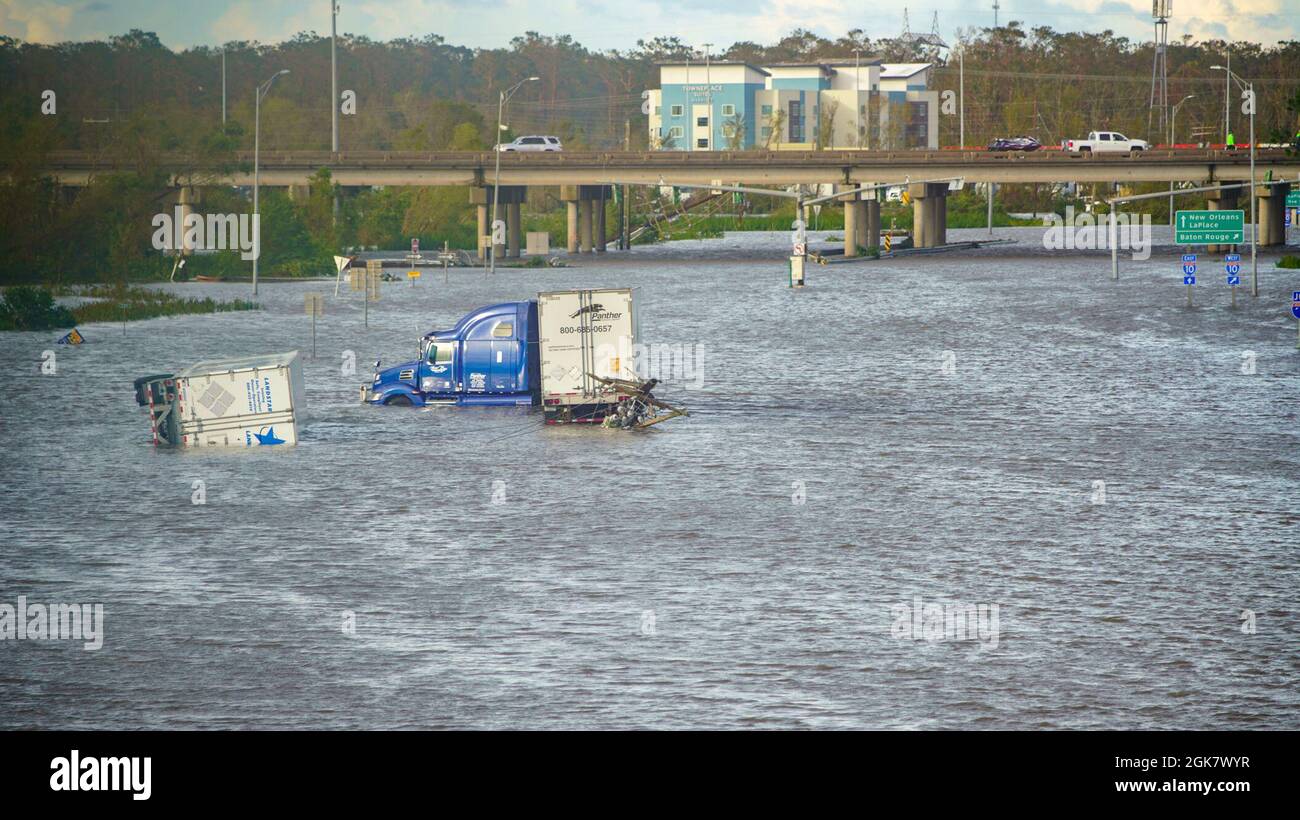 Garyville, LA – Windschäden durch die Sturmkraft in Garyville und Straßenüberflutungen entlang der I-55 über der I-10 in Richtung Westen. Stockfoto