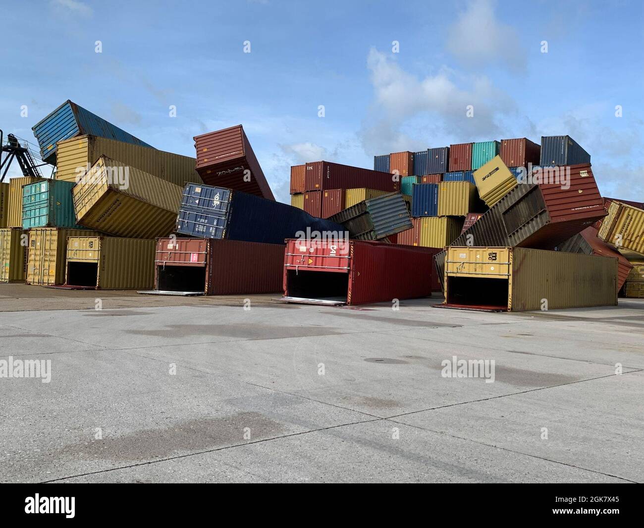 Nach dem Hurkane Ida, 30. August 2021, werden am New Orleans Terminal (N.O.T.) im Hafen von New Orleans Transportcontainer verstreut. CBP-Foto von Michael Carmouche Stockfoto