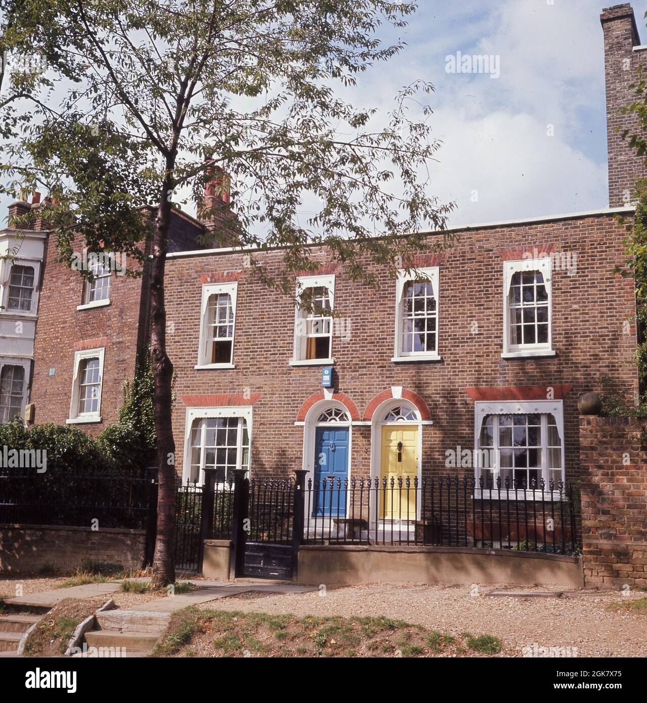 Historische Ansicht der 1960er Jahre von einem Paar hübscher georgianischer Reihenhäuser auf der High Street, im Dorf Hampstead, North London, England, Großbritannien. Stockfoto