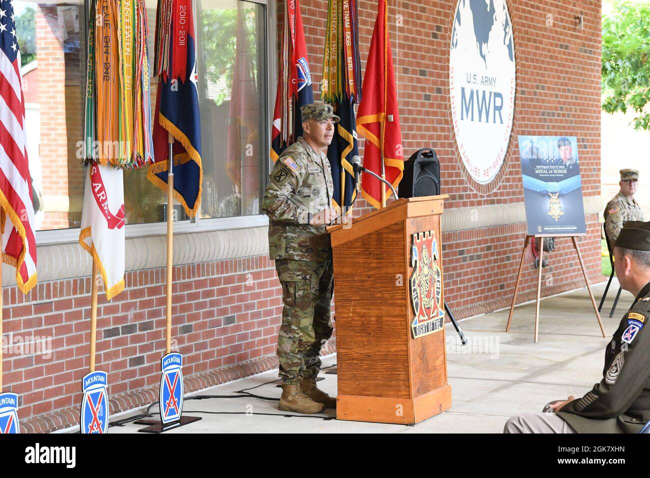 Befehl Sgt. Maj. Roberto Guadarrama, der als Staff Sgt. Travis Atkins' Platoon Sergeant, spricht bei der Atkins Functional Fitness Facility Rededication Ceremony Aug. 31. Stockfoto