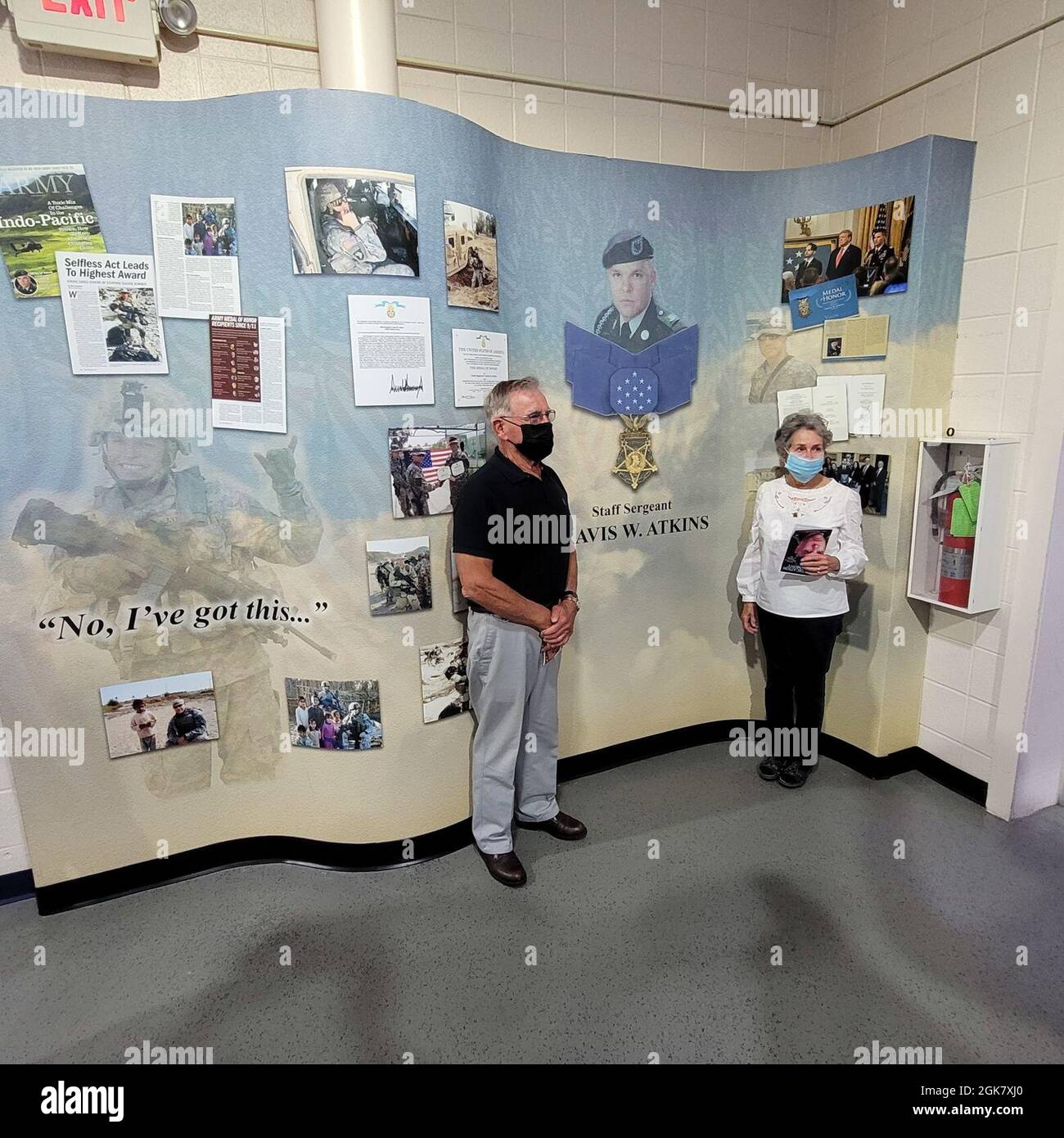 Jack und Elaine Atkins stehen vor der Gedenkfeier ihres Sohnes, Staff Sgt. Travis Atkins, nach der Wiederweihungszeremonie am 31. August für die Atkins Functional Fitness Facility. Stockfoto