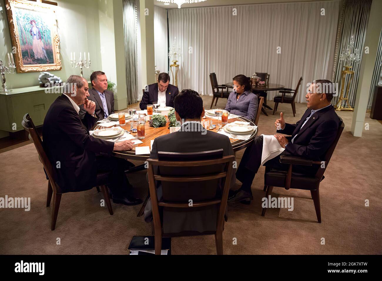 Präsident Barack Obama beginnt ein Treffen mit seiner Majestät König Abdullah II. Von Jordanien beim Sunnylands Retreat in Rancho Mirage, Kalifornien, 14. Februar 2014. (Offizielles Foto des Weißen Hauses von Pete Souza) Dieses offizielle Foto des Weißen Hauses wird nur zur Veröffentlichung durch Nachrichtenorganisationen und/oder zum persönlichen Druck durch die Betreffzeile(en) des Fotos zur Verfügung gestellt. Das Foto darf in keiner Weise manipuliert werden und darf nicht in kommerziellen oder politischen Materialien, Anzeigen, E-Mails, Produkten, Werbeaktionen verwendet werden, die in irgendeiner Weise die Zustimmung oder Billigung des Präsidenten, des ersten, nahelege Stockfoto