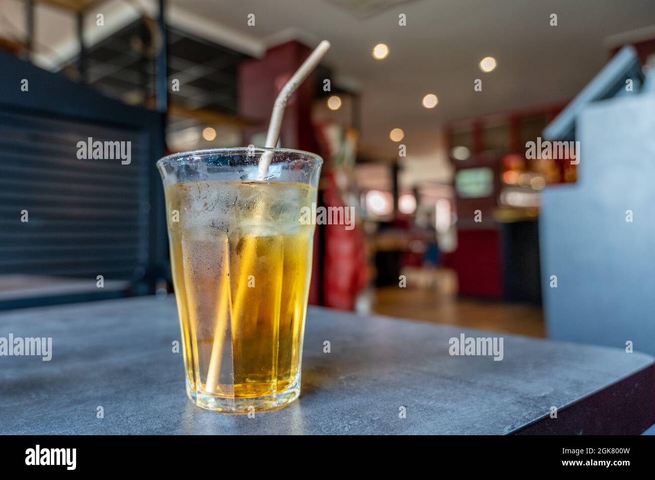 Ein Glas Getränk auf dem Tisch mit Strohhalm. Ökologie Stockfotografie -  Alamy