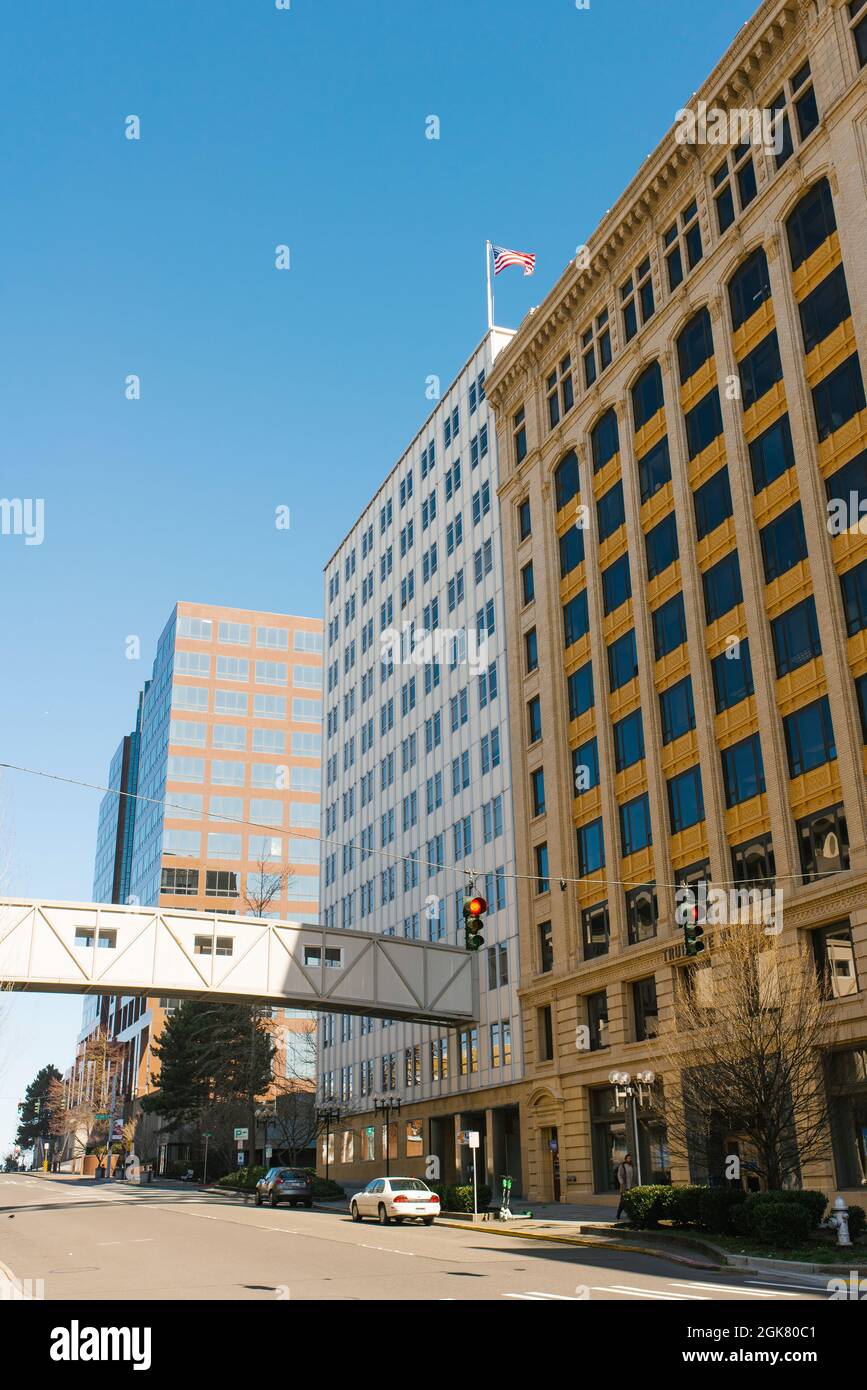 Tacoma, Washington, USA. April 2021. Gebäude im Stadtzentrum gegen den blauen Himmel Stockfoto