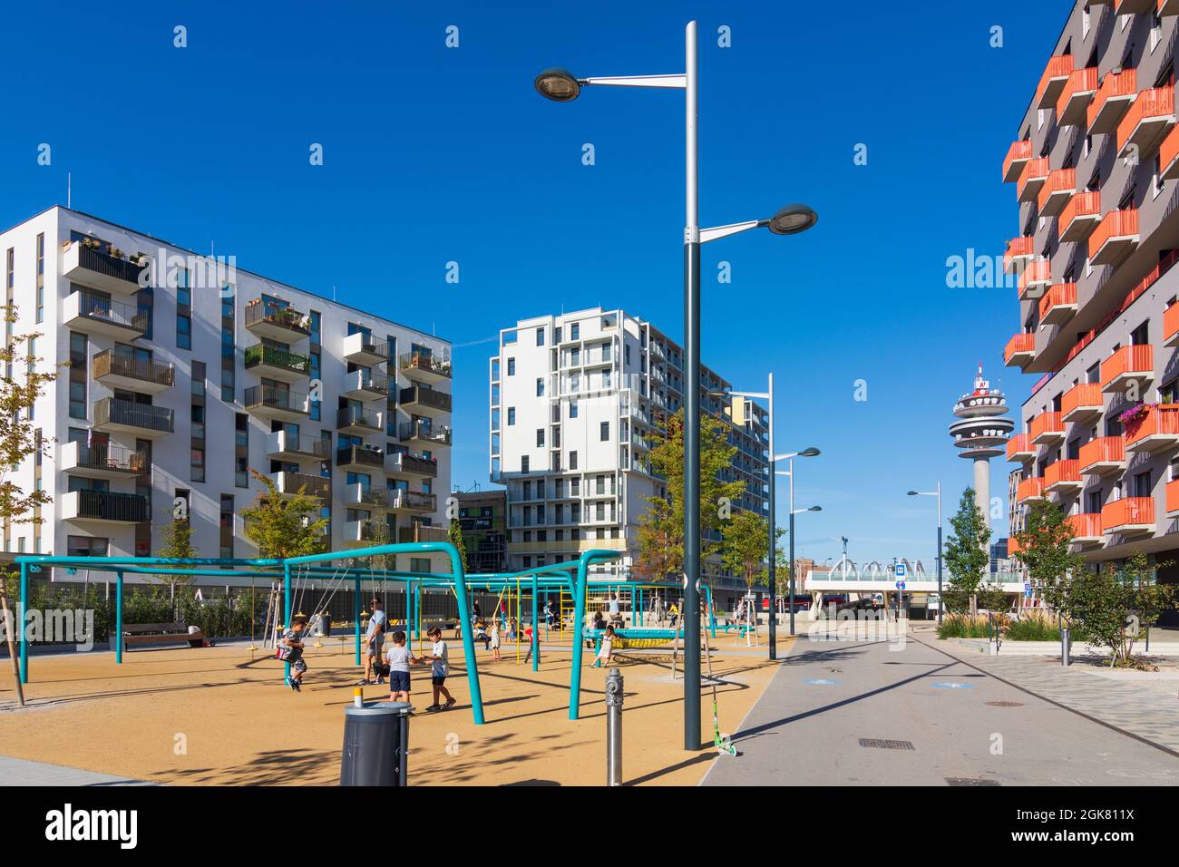 Wien, Wien: Stadtteil Sonnwendviertel, Mehrfamilienhäuser, Spielplatz, Funkturm Wien-Arsenal im Jahr 10. Favoriten, Wien, Österreich Stockfoto