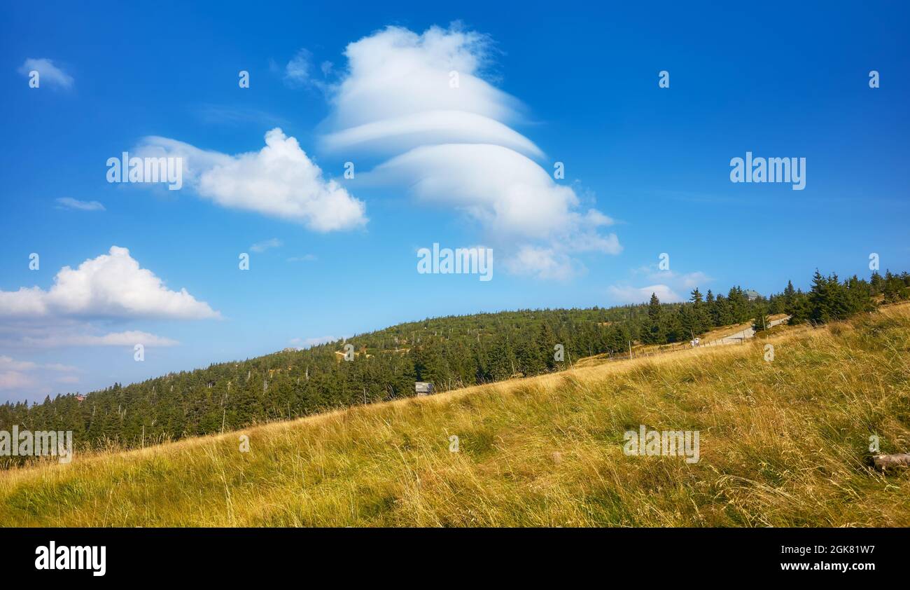 Malerische Wolken über dem Karkonosze-Gebirge, Nationalpark Karkonosze, Polen. Stockfoto