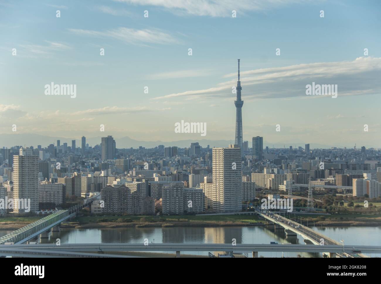 Der epische Blick auf den Tokyo Skytree, mit dem Sumida-Fluss im Vordergrund, Tokio, Japan Stockfoto