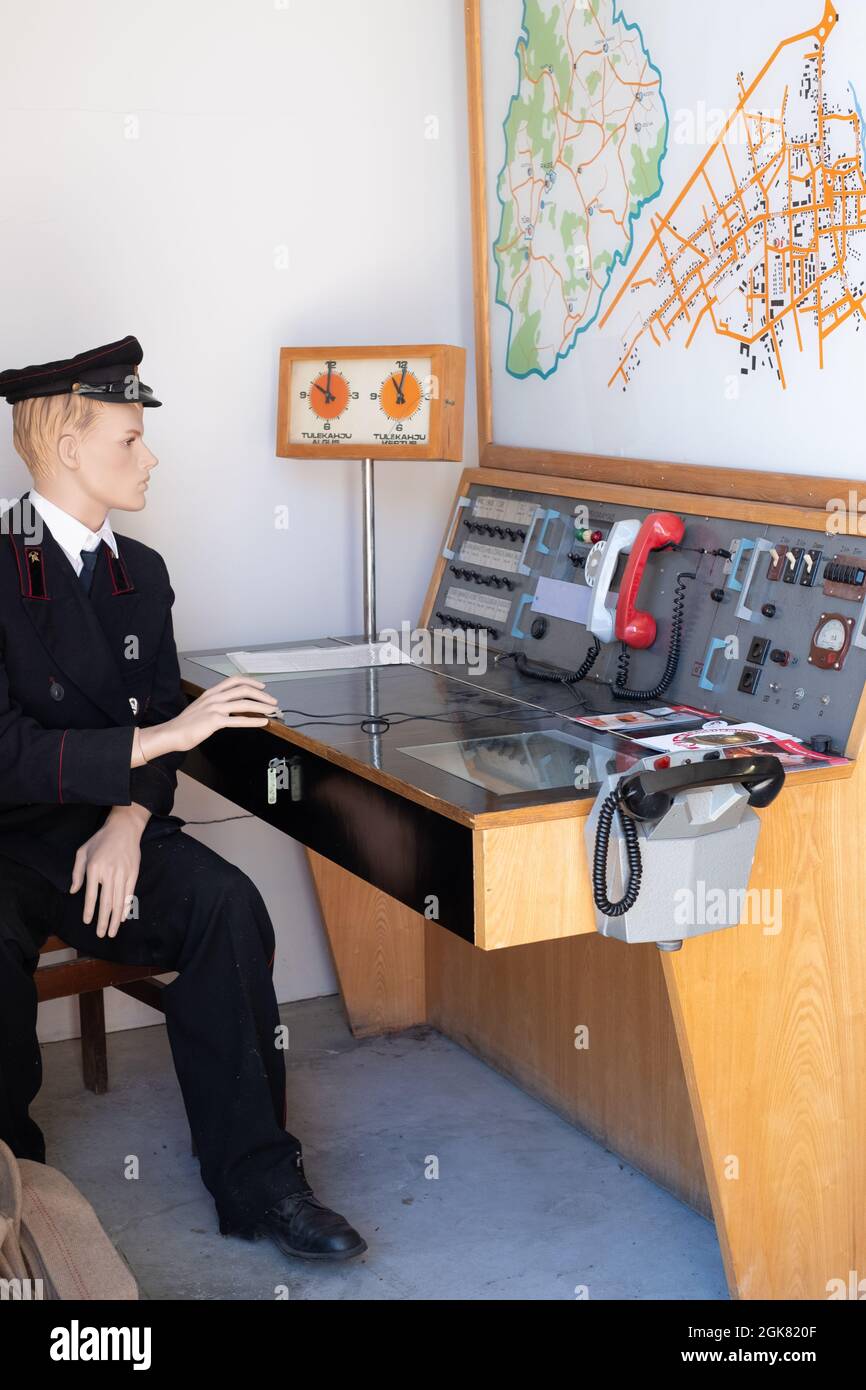 Saku, Estland - 08.20.2020: Ausstellung im Feuerwehrmuseum. Vintage Call Center bei der Feuerwehr. Stockfoto