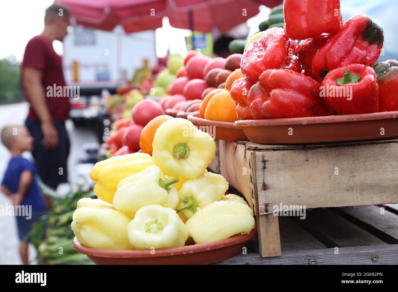 Vater und Sohn kaufen Produkte vom lokalen Markt. Obst und Gemüse, die auf dem lokalen Bauernmarkt verkauft werden, Öko- und Bioprodukte. Einkauf von Bio-Produkten. H Stockfoto