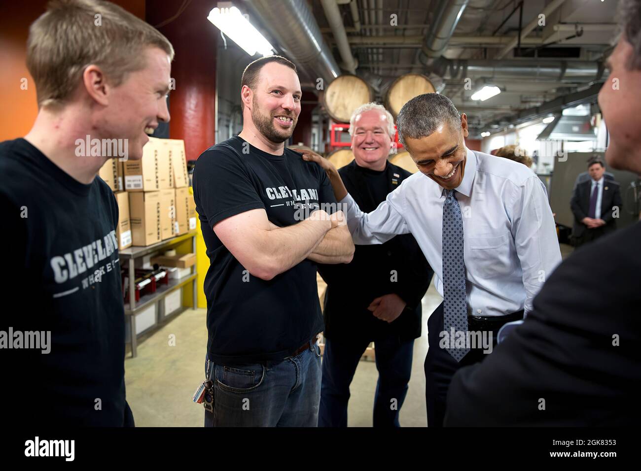 Präsident Barack Obama tourt am 18. März 2015 DURCH MAGNET (Manufacturing Advocacy and Growth Network) an der Cleveland State University in Cleveland, Ohio. Tom LIX, CEO und Gründer von Cleveland Whiskey, gibt einen Überblick über das Unternehmen während eines Workshops mit den Mitarbeitern Ethan Snyder, Left, und Jim Waltz. (Offizielles Foto des Weißen Hauses von Pete Souza) Dieses offizielle Foto des Weißen Hauses wird nur zur Veröffentlichung durch Nachrichtenorganisationen und/oder zum persönlichen Druck durch die Betreffzeile(en) des Fotos zur Verfügung gestellt. Das Foto darf in keiner Weise manipuliert werden und darf nicht in kommerziellen oder verwendet werden Stockfoto