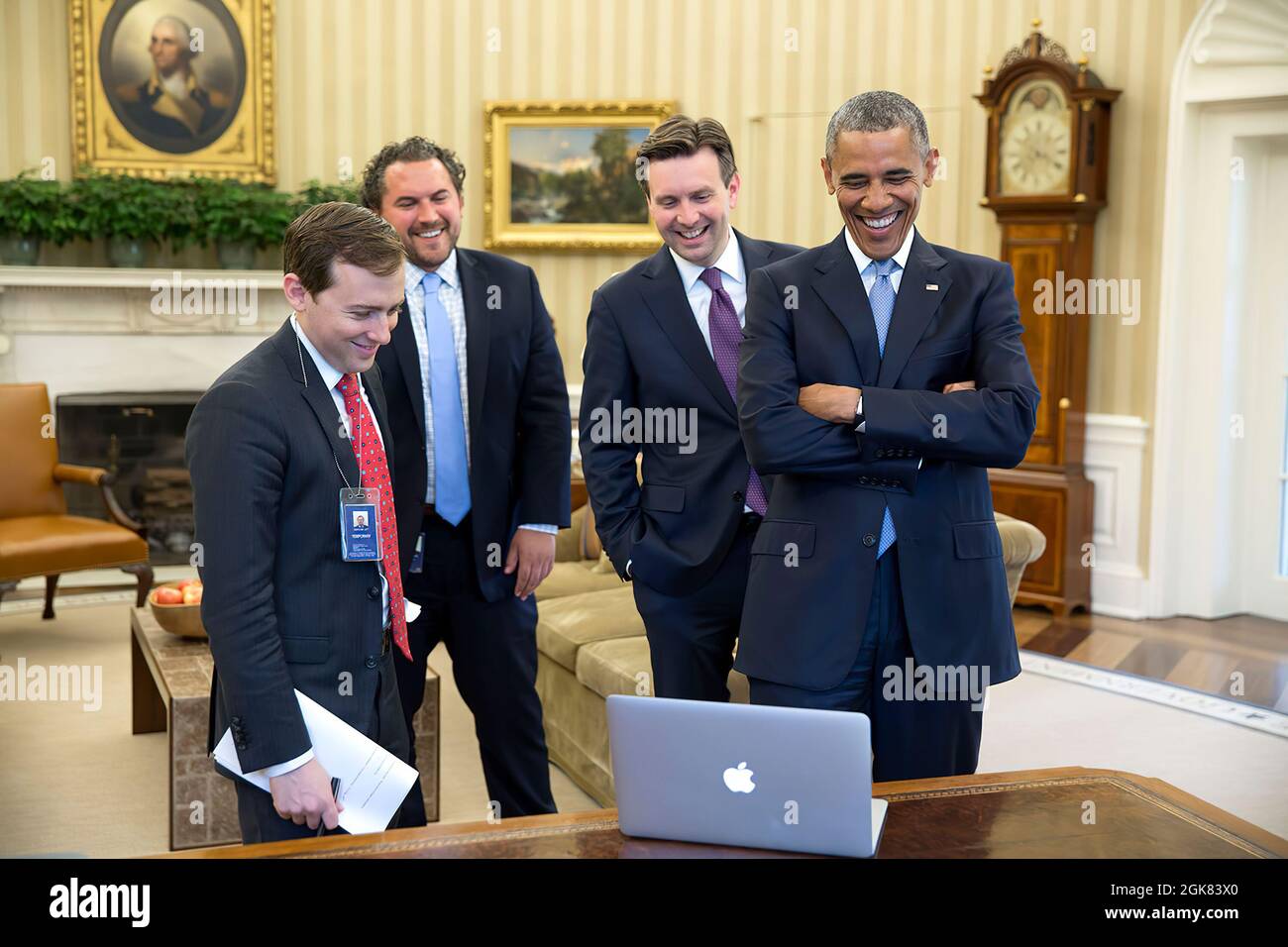 Präsident Barack Obama lacht während der Vorbereitung der Rede zum Abendessen der Korrespondenten-Vereinigung des Weißen Hauses mit David litt, hochrangiger Presidential Speechwriter, Direktor des Sprechens Cody Keenan und Pressesprecher Josh Ernest im Oval Office, von links, am 23. April 2015. (Offizielles Foto des Weißen Hauses von Pete Souza) Dieses offizielle Foto des Weißen Hauses wird nur zur Veröffentlichung durch Nachrichtenorganisationen und/oder zum persönlichen Druck durch die Betreffzeile(en) des Fotos zur Verfügung gestellt. Das Foto darf in keiner Weise manipuliert werden und darf nicht in kommerziellen oder politischen Materialien, Werbung, verwendet werden Stockfoto