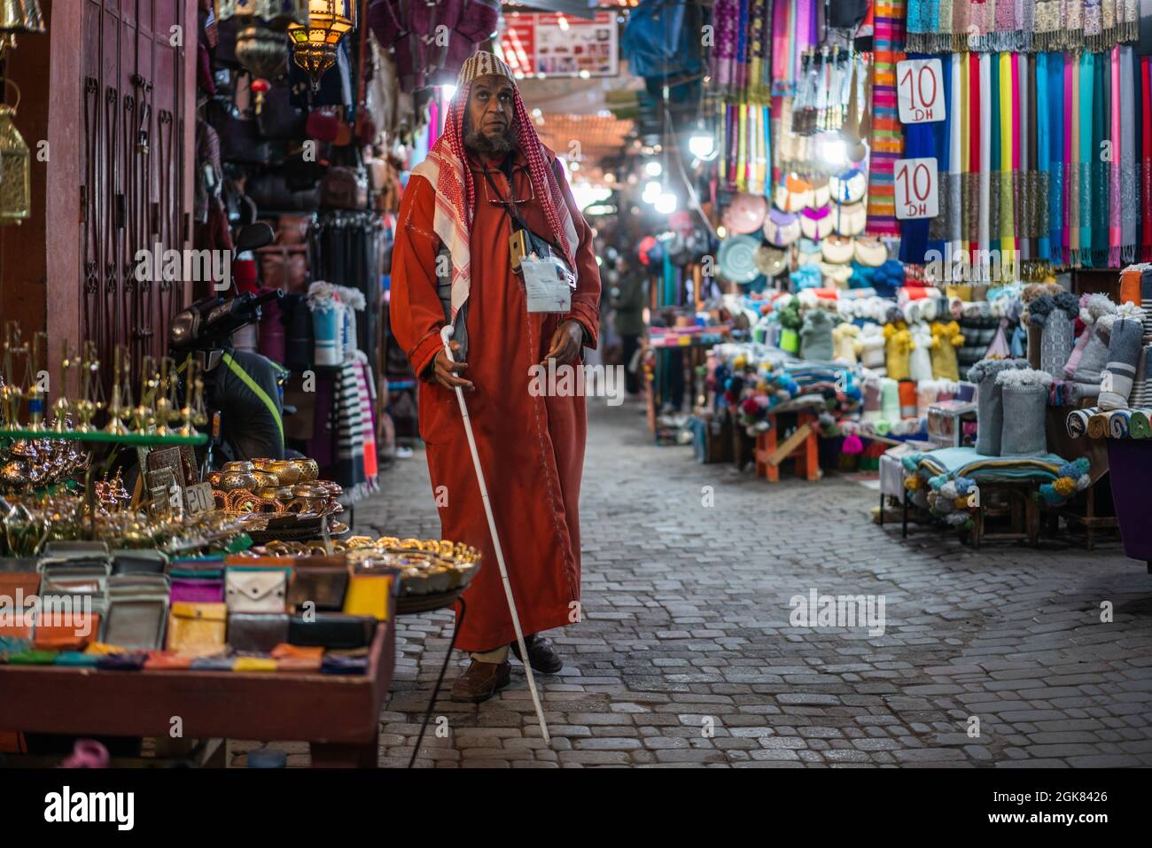 Straßenszene im Souk Semmarine, Marrakesch, Marokko, Afrika. Stockfoto