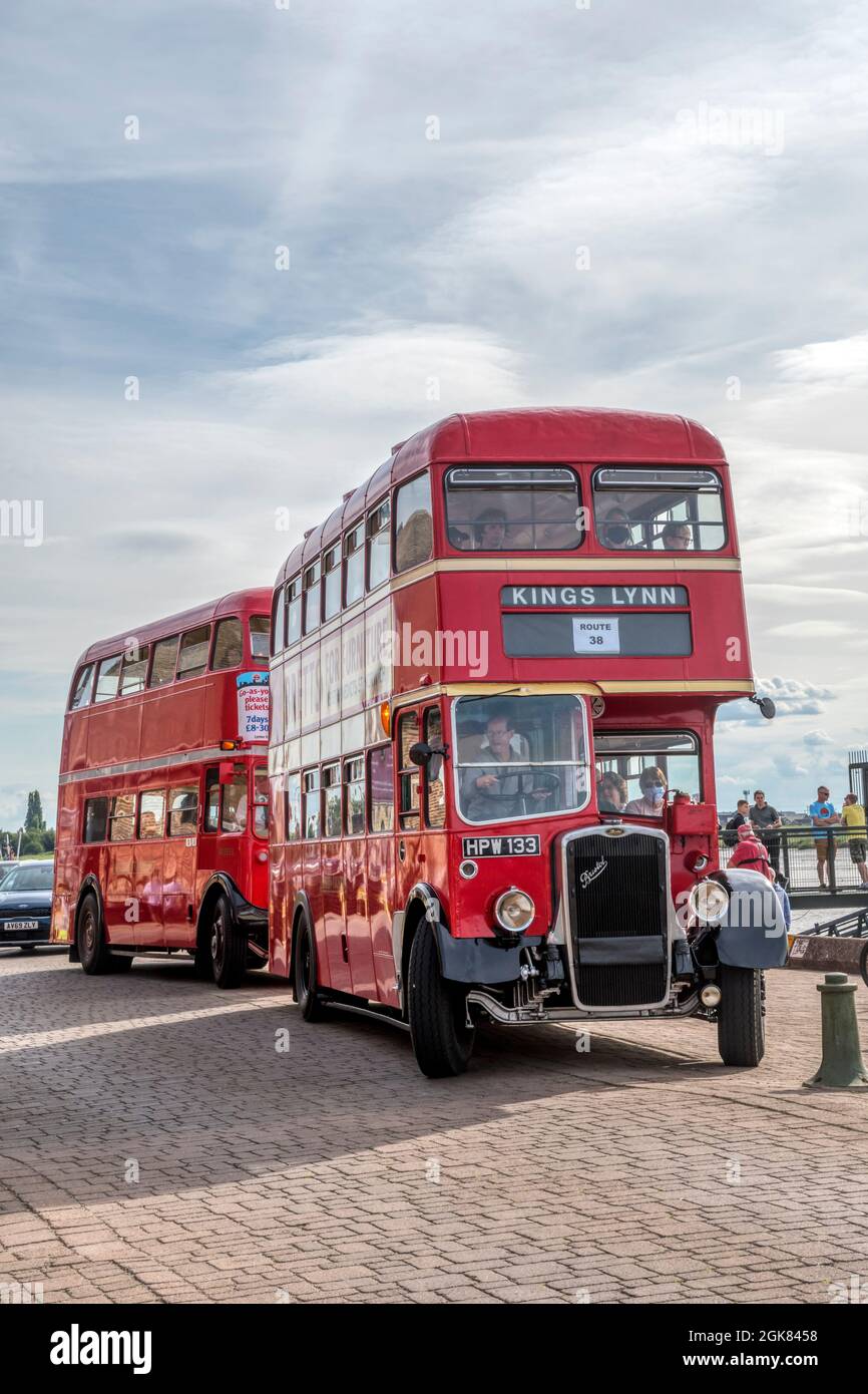 Vintage-Busse fahren Passagiere im Rahmen des Heritage Open Day um King's Lynn. Stockfoto