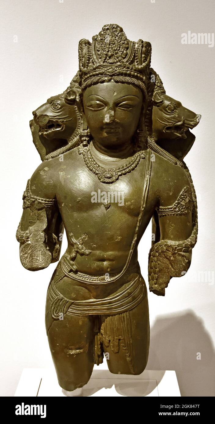 Vishnu mit drei Köpfen, 750 - 825 Speckstein, 69.0cm × 31.0cm × 14cm Jammu, Kaschmir, ( Vishnu, Beschützer und Erhalter der Welt ) Vishnu hat hier zwei extra Köpfe: Einen Löwenkopf und einen Eber Kopf, Gott war in Kaschmir sehr geliebt 8. - 10. Jahrhundert. Die dreilappige Krone und der muskulöse Oberkörper gehören zu den Markenzeichen Kaschmirs. Stockfoto