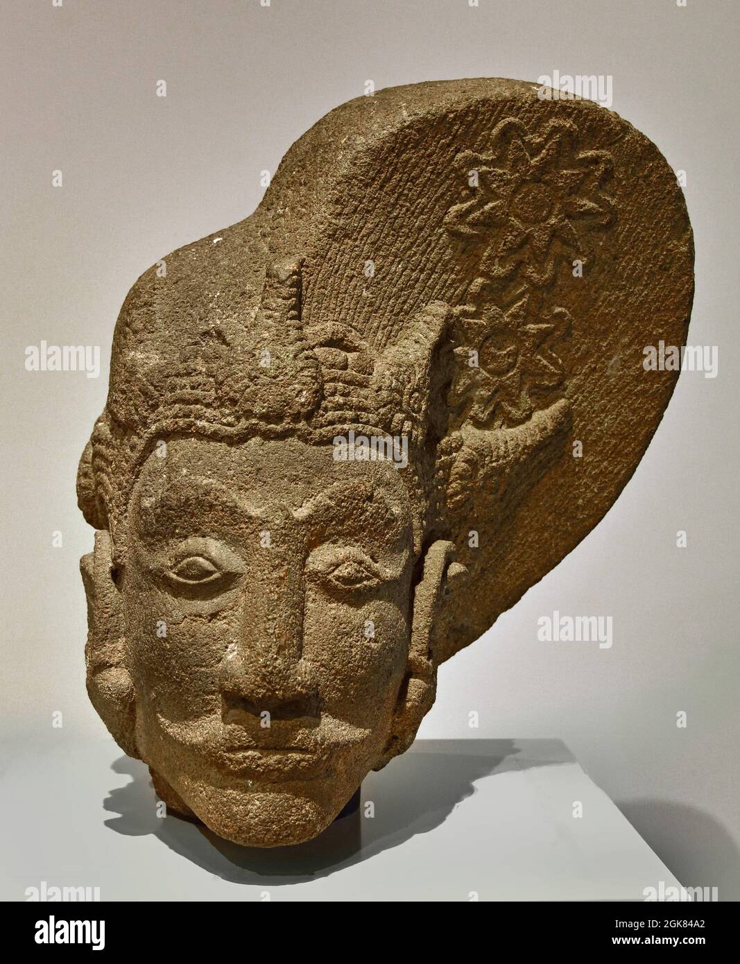 Kopf einer Gottheit Kopf von Sukuh, 1425 - 1475 vulkanisches Gestein 40.0cm × 40.0cm × 35.0cm Indonesien Ost-Java Stockfoto