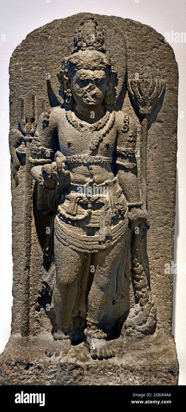 Nandishvara, 800-900, vulkanisches Gestein 76.5cm × 37cm × 22cm Indonesien, Zentral-Java, Nandishvara ist einer der beiden Wächter, Tempel des Hindu-gottes Shiva. Er hat das Aussehen eines kultivierten jungen Mannes und steht auf Shivas rechter Seite, in der einen Hand hat er eine Halskette mit Gebetsperlen, in der anderen Hand hängt eine schwimmende Lotusblume. Der Dreizack ist Shivas Waffe. Indonesien, Stockfoto Nandishvara, 800-900, vulkanisches Gestein 76.5cm × 37cm × 22cm Indonesien, Zentral-Java, Nandishvara ist einer der beiden Wächter, Tempel des Hindu-gottes Shiva. Er hat das Aussehen eines kultivierten jungen Mannes und steht auf Shivas rechter Seite, in der einen Hand hat er eine Halskette mit Gebetsperlen, in der anderen Hand hängt eine schwimmende Lotusblume. Der Dreizack ist Shivas Waffe. Indonesien, Stockfoto