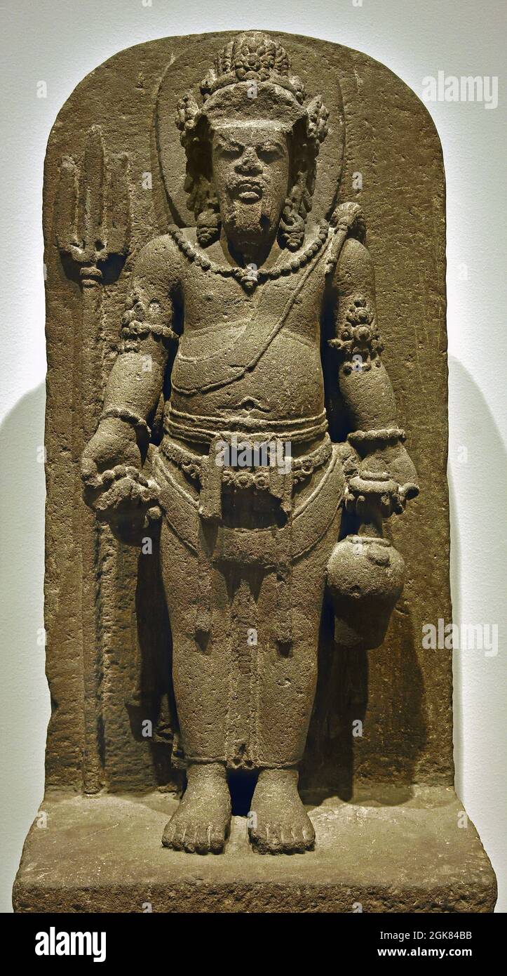Shiva Guru (Agastya), Religionslehrer, Statue des stehenden Agastya, Zentraljava Indonesien, vulkanischer Stein, Höhe 100 cm, Gewicht 148 kg Stockfoto