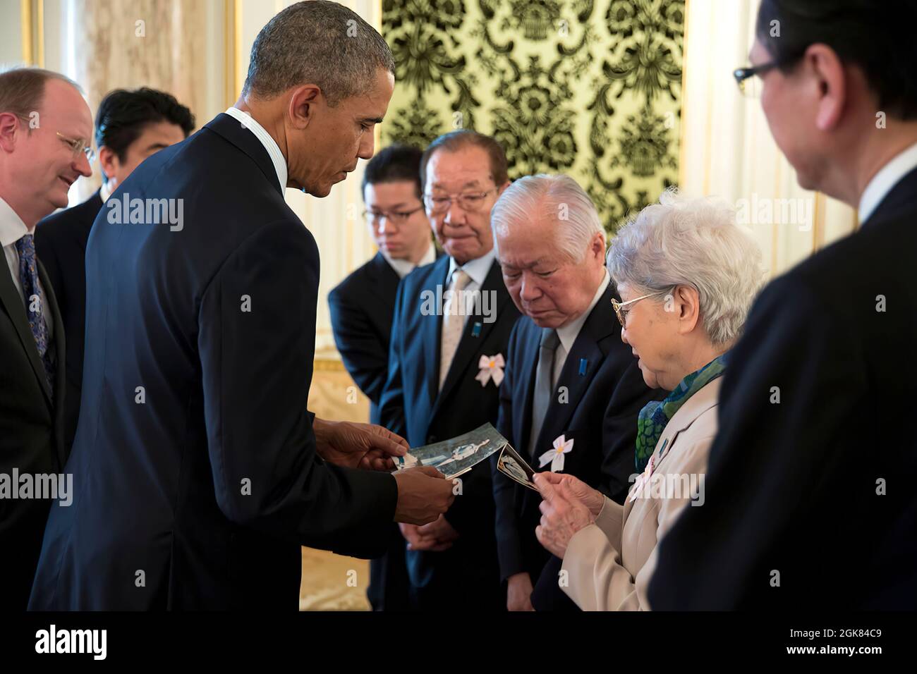 Präsident Barack Obama und Premierminister Shinzo Abe treffen sich am 24. April 2014 im Akasaka-Palast in Tokio, Japan, mit der Familie von Megumi Yokota. Megumi Yokota war eine 13-jährige japanische Studentin, als sie 1977 von einem nordkoreanischen Agenten entführt wurde. (Offizielles Foto des Weißen Hauses von Pete Souza) Dieses offizielle Foto des Weißen Hauses wird nur zur Veröffentlichung durch Nachrichtenorganisationen und/oder zum persönlichen Druck durch die Betreffzeile(en) des Fotos zur Verfügung gestellt. Das Foto darf in keiner Weise manipuliert werden und darf nicht in kommerziellen oder politischen Materialien, Anzeigen, E-Mails oder Prod verwendet werden Stockfoto