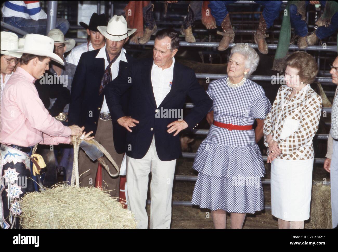 ©1990 Präsident George W. Bush, Barbara Bush, Margaret Thatcher und Ehemann Denis Thatcher bei einem Rodeo für den Wirtschaftsgipfel 1990 in Houston. Stockfoto