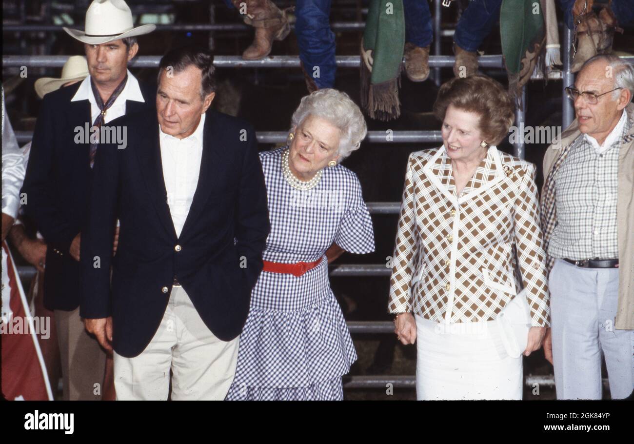 ©1990 Präsident George W. Bush, Barbara Bush, Margaret Thatcher und Ehemann Denis Thatcher bei einem Rodeo für den Wirtschaftsgipfel 1990 in Houston. Stockfoto