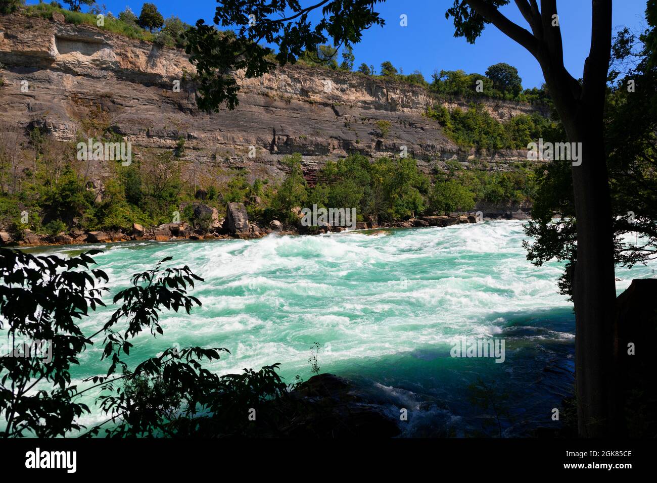 Die Class 6-Stromschnellen des Niagara River von der White Water Walk Attraktion in der Niagara Gorge an den Niagara Falls, Ontario, Kanada Stockfoto