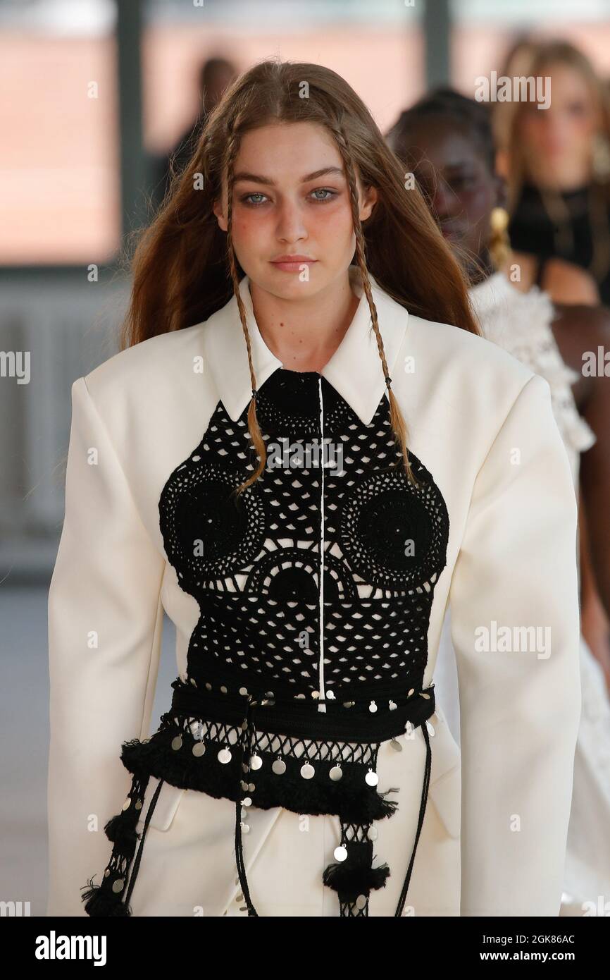 Model Gigi Hadid geht auf der Altuzarra Fashion Show während der  Frühjahr/Sommer 2022 Collections Fashion Show auf der New York Fashion Week  in New York, NY am 12. September 2021. (Foto von