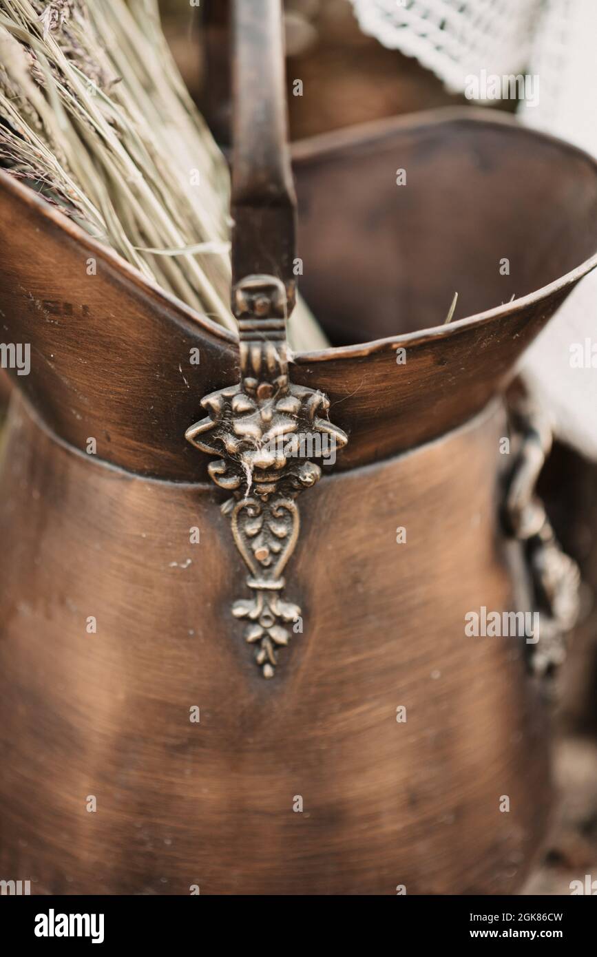 Vertikale Nahaufnahme eines kleinen Metalllöwenornaments auf dem Krug. Stockfoto