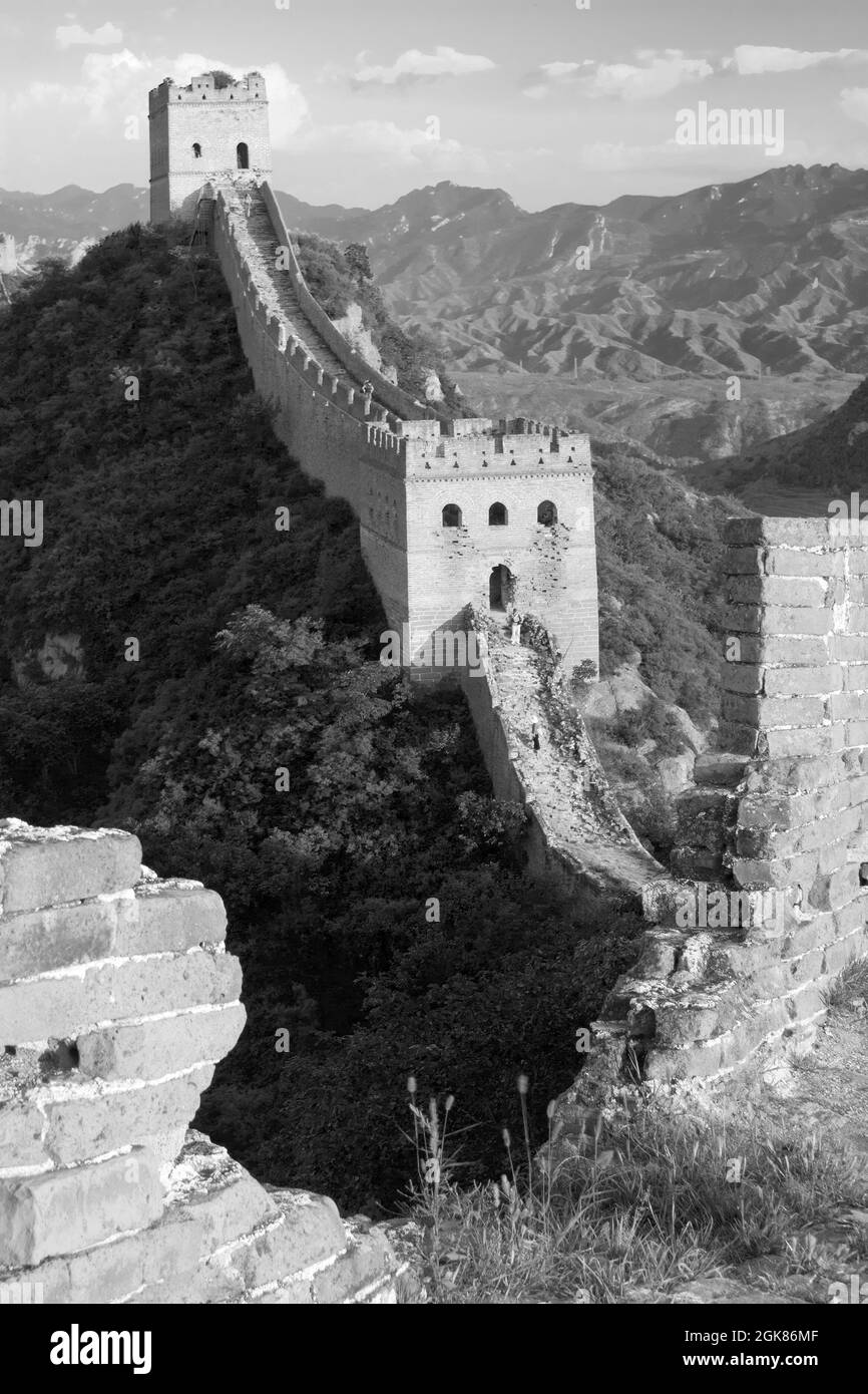 Schwarz-Weiß-Ansicht der Großen Mauer - China Stockfoto