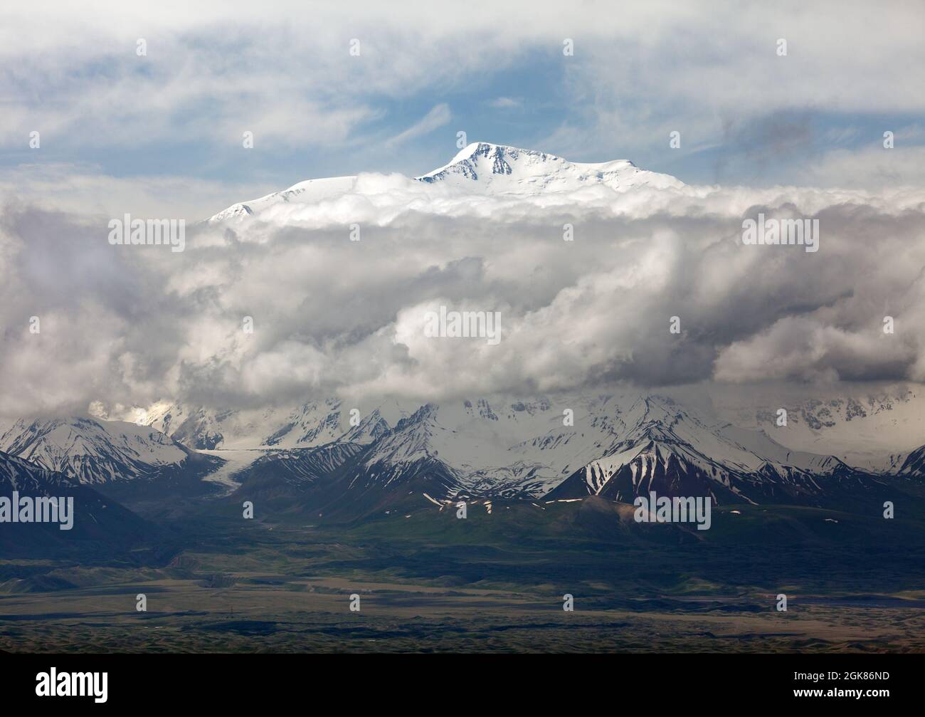 Blick auf den Lenin-Gipfel von der Alay Range - Kirgisisches Pamir-Gebirge - Grenze zu Kirgisistan und Tadschikistan - Zentralasien „Dach der Welt“ Stockfoto