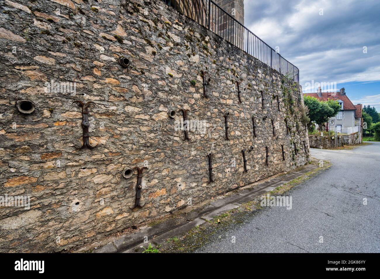 Mehrere Eisenhaltestreifen in der Wand unter der Kirche Saint Michel Archange, Fleurat, Creuse (23), Frankreich. Stockfoto
