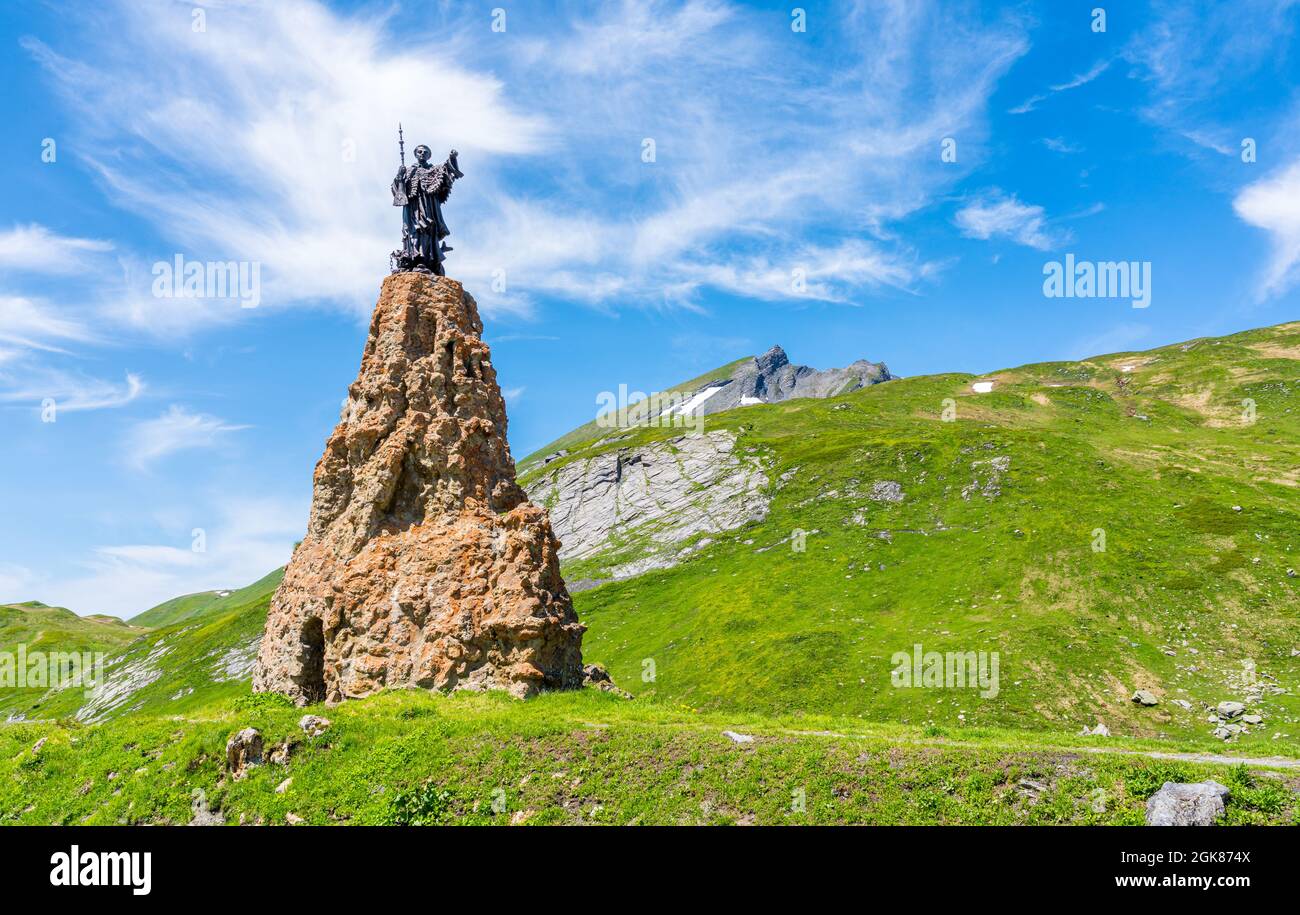 Statue des Heiligen Bernhard am kleinen Sankt Bernhard-Pass an einem Sommernachmittag, zwischen Italien und Frankreich. Stockfoto