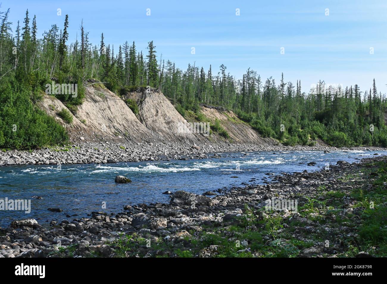 Nakta-Fluss auf dem Putorana-Hochplateau. Ein Gebirgsfluss im Norden Ostsibiriens. Stockfoto