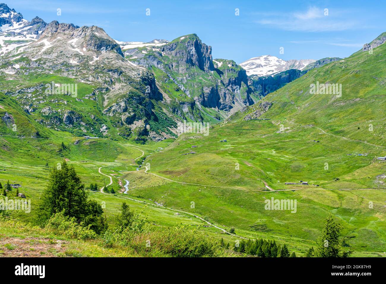 Schöne Landschaft am Kleinen Sankt Bernhard Pass an einem Sommernachmittag, zwischen Italien und Frankreich. Stockfoto