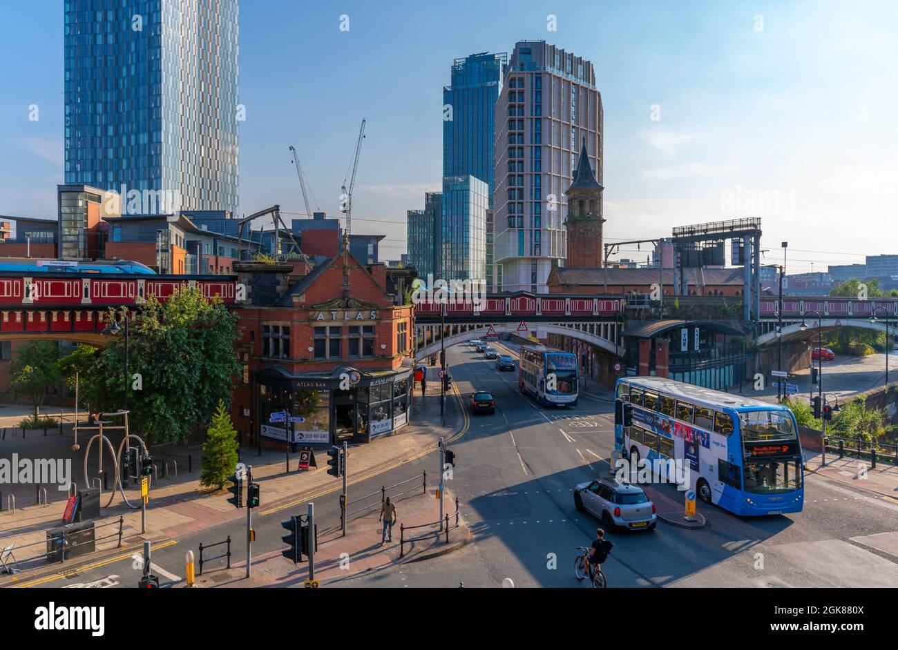 Blick auf zeitgenössische Architektur und eine Brücke am Bahnhof Deansgate-Castleford, Manchester, England, Großbritannien, Europa Stockfoto