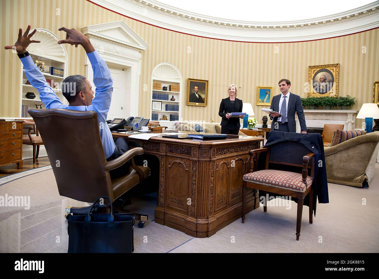 Präsident Barack Obama trifft sich im Oval Office am 17. April 2015 mit Anita Breckenridge, Stellvertretender Stabschef für Operationen, und Chase Cushman, Director of Scheduling and Advance. (Offizielles Foto des Weißen Hauses von Pete Souza) Dieses offizielle Foto des Weißen Hauses wird nur zur Veröffentlichung durch Nachrichtenorganisationen und/oder zum persönlichen Druck durch die Betreffzeile(en) des Fotos zur Verfügung gestellt. Das Foto darf in keiner Weise manipuliert werden und darf nicht in kommerziellen oder politischen Materialien, Anzeigen, E-Mails, Produkten oder Werbeaktionen verwendet werden, die in irgendeiner Weise eine Genehmigung vorschlagen Stockfoto